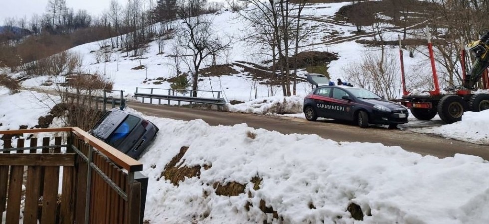 La discussione per il cane degenera e l’auto di un 22enne viene spinta nella scarpata
